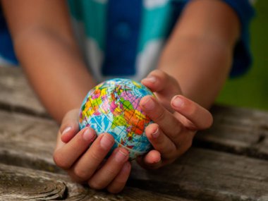 Dünya veya onun elinde Dünya gezegeninin bir top olan bir çocuk. Ekoloji kavramı