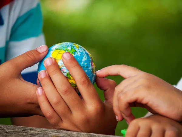 Chłopiec Piłką Świata Lub Planety Ziemi Jego Ręce Pojęcie Ekologii — Zdjęcie stockowe