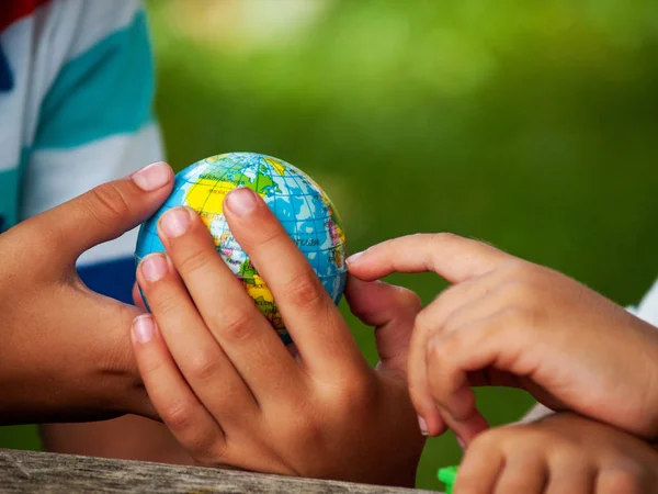 Rapaz Com Uma Bola Mundo Planeta Terra Nas Mãos Conceito — Fotografia de Stock