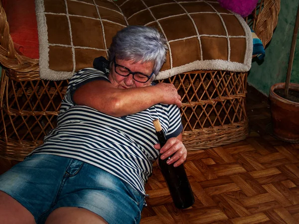 Une Femme Âgée Ivre Avec Une Bouteille Vin Main Inconsciente — Photo