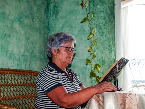 Retrato Mulher Sênior Lendo Livro Uma Casa Rural Com Luz — Fotografia de Stock