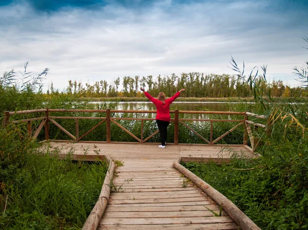 Young Woman Viewpoint Wooden Railing Contemplating River Autumn — Stock Photo, Image