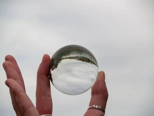 Uma Adolescente Com Uma Bola Cristal Mão — Fotografia de Stock