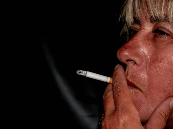 Uma Mulher Madura Fumando Cigarro — Fotografia de Stock