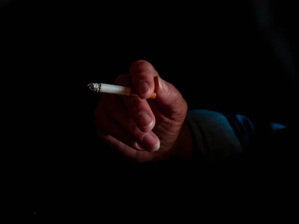 Mão Uma Mulher Fumando Cigarro — Fotografia de Stock