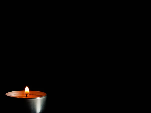 Eine Brennende Kerze Mit Orangefarbener Flamme Und Isoliert Auf Schwarzem — Stockfoto
