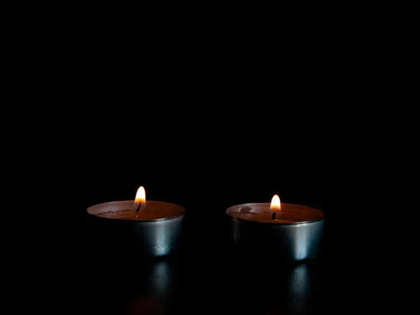 Duas Velas Acesas Com Uma Chama Laranja Isoladas Fundo Preto — Fotografia de Stock