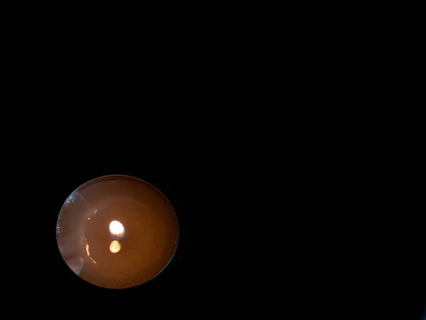 オレンジ色の炎とキャンドルの点灯し 黒い背景に分離 — ストック写真