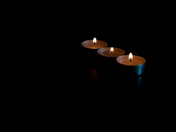 Três Velas Acesas Com Uma Chama Laranja Isoladas Fundo Preto — Fotografia de Stock