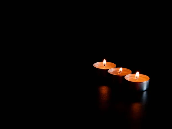 Tres Velas Encendidas Con Una Llama Naranja Aisladas Sobre Fondo —  Fotos de Stock