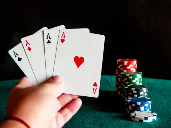 Uma Pessoa Jogando Poker Com Quatro Ases Baralho Sua Mão — Fotografia de Stock