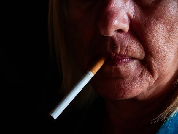 Uma Mulher Madura Fumando Cigarro — Fotografia de Stock