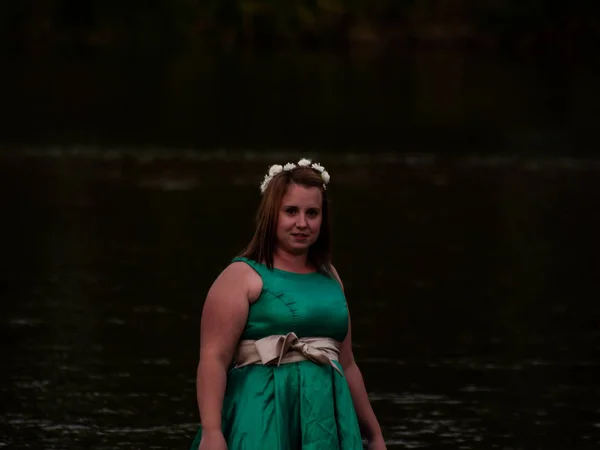 Портрет Веселої Молодої Жінки Річці Одягненої Зелену Вечірку — стокове фото