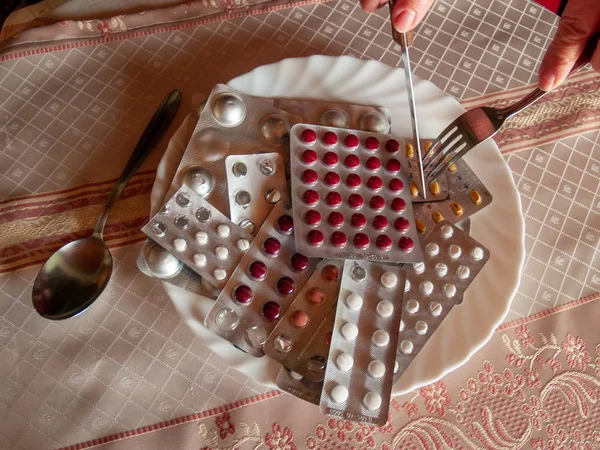Begreppet Medicin Och Sjukvård Person Skära Flera Tabletter Piller Sin — Stockfoto