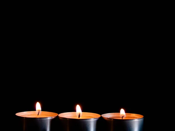 Drie Brandende Kaarsen Met Een Oranje Vlam Geïsoleerd Een Zwarte — Stockfoto