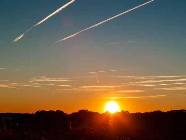 Pôr Sol Pasto Com Céu Romântico Com Chemtrails Brilho Lente — Fotografia de Stock