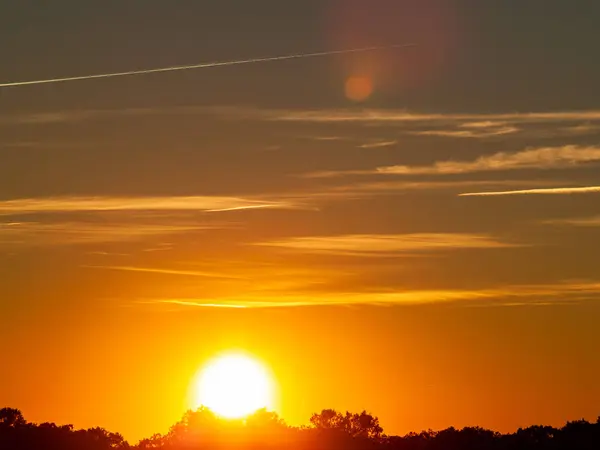 Zonsondergang Wei Met Romantische Sky Met Chemtrails Lens Flare — Stockfoto