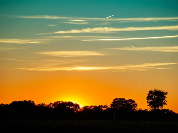 Pôr Sol Pasto Com Céu Romântico Com Chemtrails Brilho Lente — Fotografia de Stock