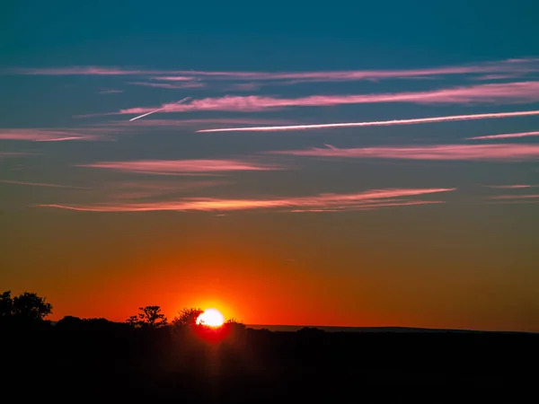 牧场上的日落与浪漫的天空 有化学痕迹和镜头耀斑 — 图库照片