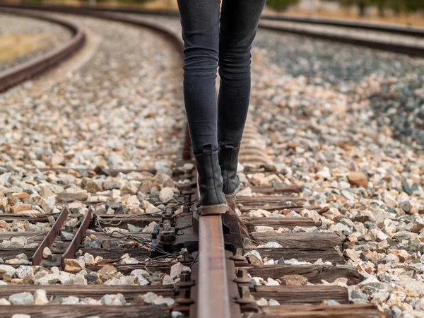 Una Persona Manteniendo Equilibrio Caminando Largo Las Vías Del Tren — Foto de Stock