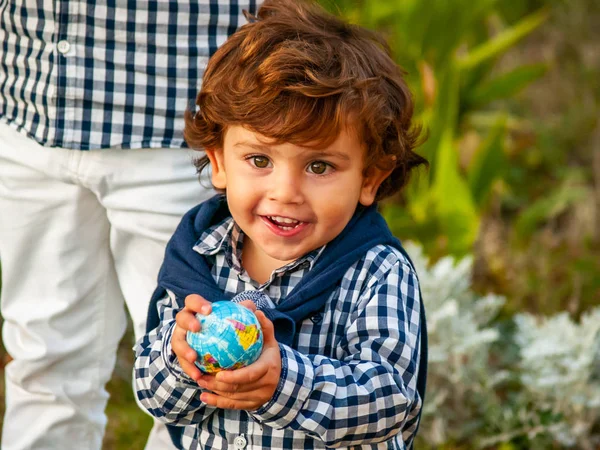 Bambino Con Una Palla Del Mondo Pianeta Terra Nelle Sue — Foto Stock