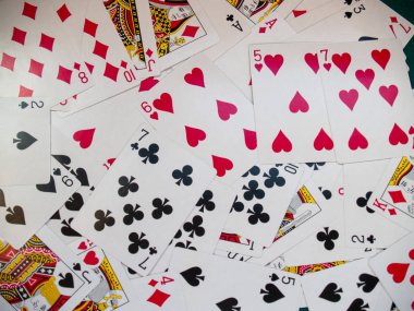 Yeşil bir halı üzerinde poker kartların bir güverte