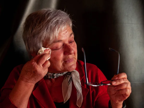 Uma Mulher Idosa Chorando Enxugando Suas Lágrimas Com Lenço — Fotografia de Stock