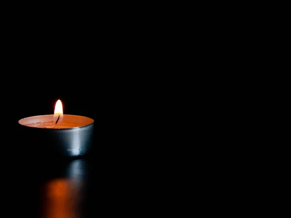 Una Vela Encendida Con Una Llama Naranja Aislada Sobre Fondo —  Fotos de Stock