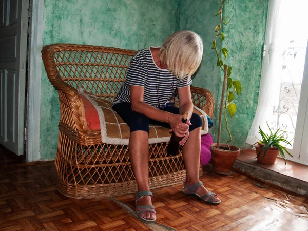 Uma Mulher Idosa Bêbada Com Uma Garrafa Vinho Mão Sentada — Fotografia de Stock