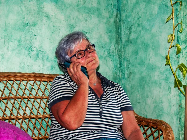 Uma Mulher Idosa Falando Telefone Com Smartphone — Fotografia de Stock