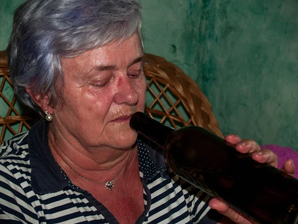 Uma Mulher Bêbada Bebendo Uma Garrafa Vinho Mão — Fotografia de Stock