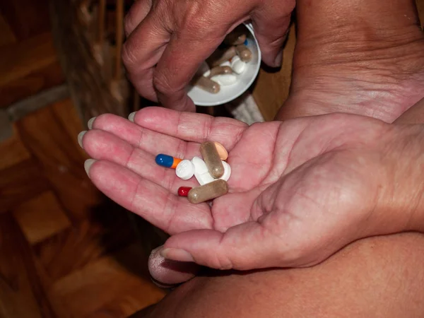 Una Donna Anziana Con Sacco Pillole Mano Diversi Colori Dimensioni — Foto Stock