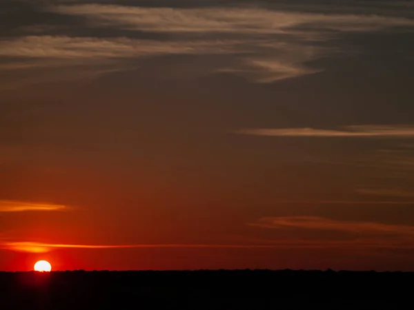 Romantische Oranje Hemel Bij Zonsondergang Met Enkele Wolken Chemtrails Het — Stockfoto