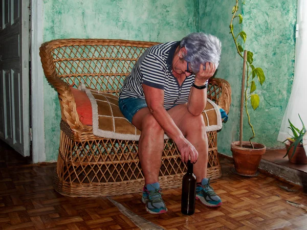 Uma Mulher Idosa Bêbada Com Uma Garrafa Vinho Mão Sentada — Fotografia de Stock