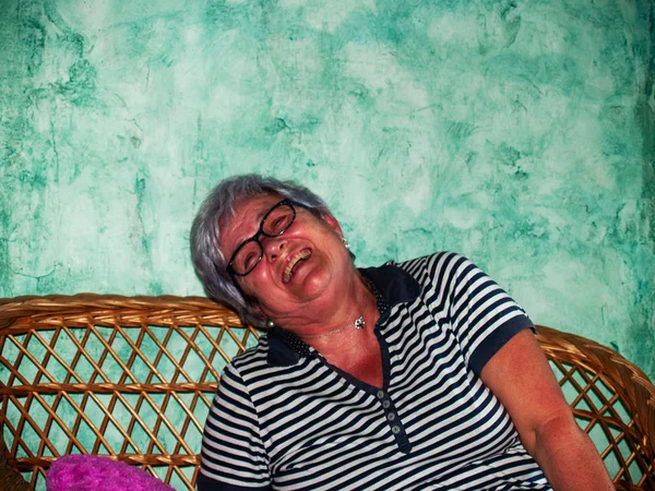 Одна Старша Жінка Сміється Показує Щастя — стокове фото