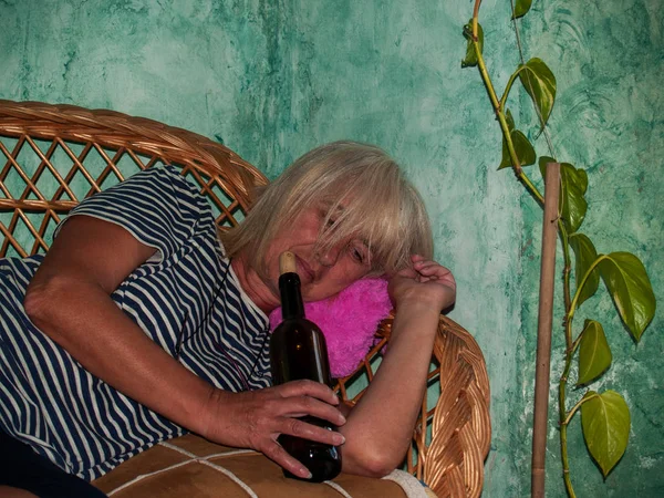 Uma Mulher Idosa Bêbada Com Uma Garrafa Vinho Mão Inconsciente — Fotografia de Stock