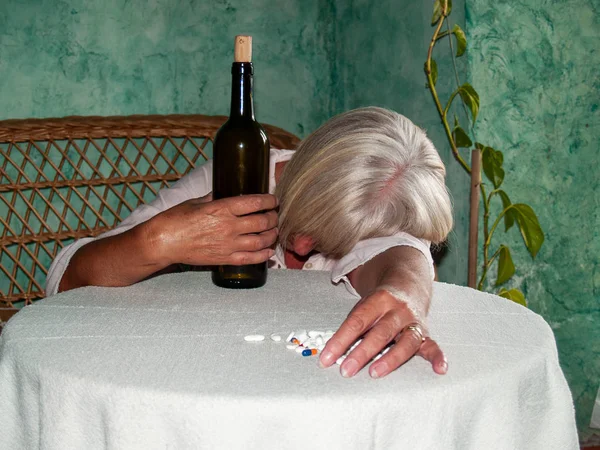Uma Mulher Sênior Com Uma Garrafa Vinho Grande Número Comprimidos — Fotografia de Stock