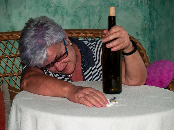 Uma Mulher Sênior Com Uma Garrafa Vinho Grande Número Comprimidos — Fotografia de Stock