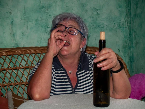 Une Femme Âgée Avec Une Bouteille Vin Grand Nombre Pilules — Photo