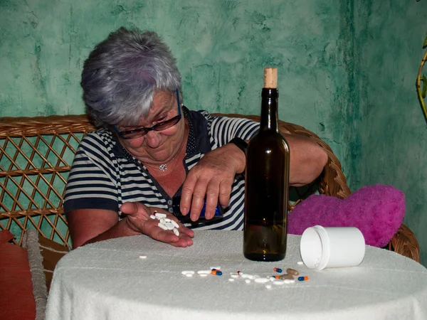 Uma Mulher Sênior Com Uma Garrafa Vinho Grande Número Pílulas — Fotografia de Stock