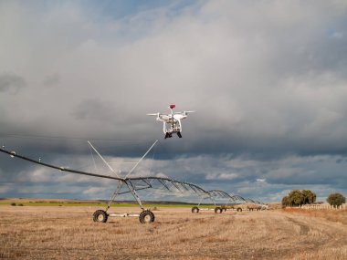 Bir dron sonbahar bulutlu bir günde bir pivot sulama sistemi ile bir kırpma alanının yanındaki