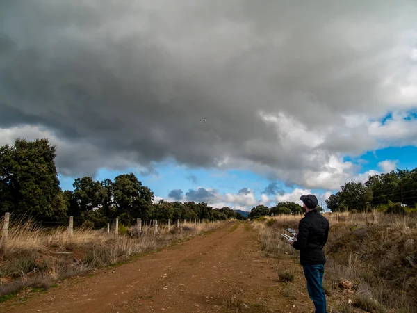 Een Drone Piloot Loodsen Met Afstandsbediening Met Smartphone Zijn Handen — Stockfoto