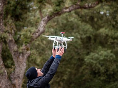 Bir dron ormandaki bir adam elinde açılış