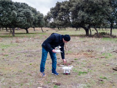 Onun casus uçak uçan önce ormandaki yapılandırma bir dron pilot