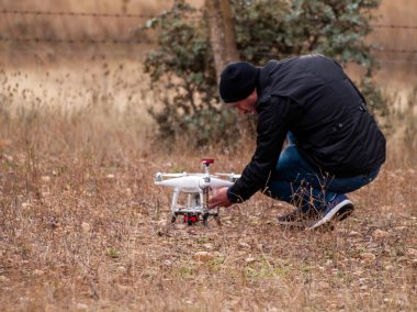 Onun casus uçak uçan önce ormandaki yapılandırma bir dron pilot