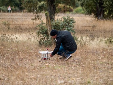 Onun casus uçak uçan önce ormandaki yapılandırma bir dron pilot