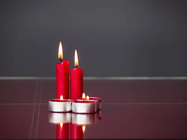 爱的概念红色的蜡烛点燃了灰色的背景 — 图库照片