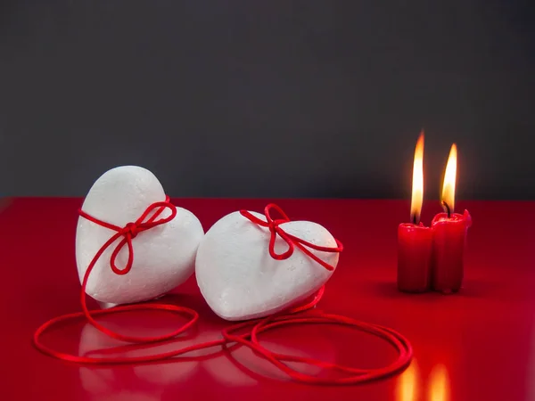 Conceito Amor Dois Corações Poliespan Unidos Com Fio Vermelho Que — Fotografia de Stock