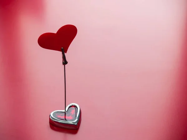 Concept Van Love Stand Met Een Rood Hart Rode Achtergrond — Stockfoto