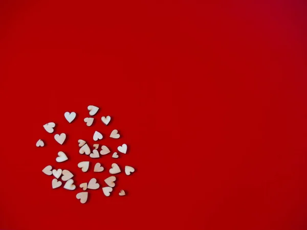 Begreppet Älskar Många Små Trä Hjärtan Röd Bakgrund — Stockfoto